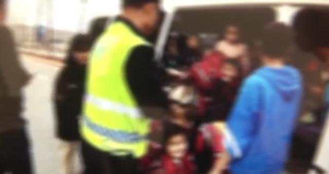 家長(zhǎng)也知情？幼兒園“黑校車(chē)”，核載6人瘋狂塞下41人