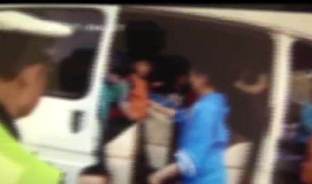 家長(zhǎng)也知情？幼兒園“黑校車(chē)”，核載6人瘋狂塞下41人