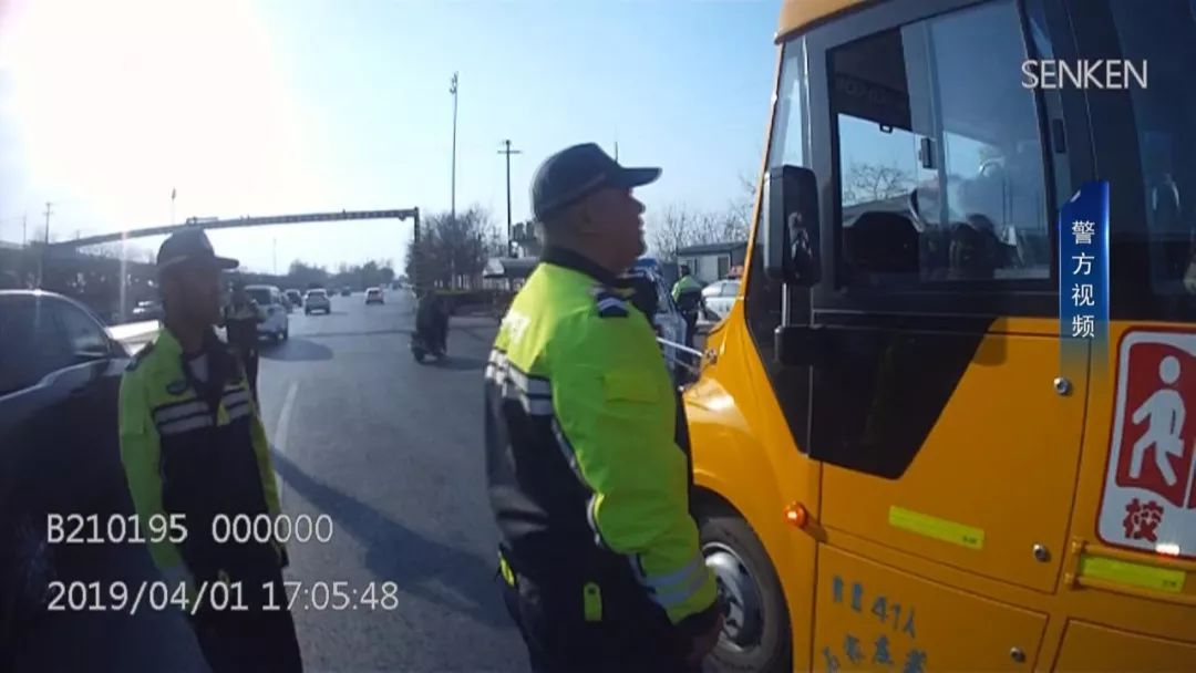 石家莊市機動大隊嚴把生命關(guān)：兩輛違法上路行駛校車被查扣！