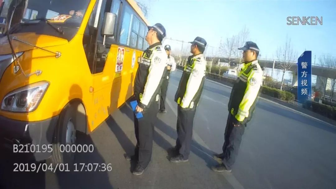 石家莊市機動大隊嚴把生命關(guān)：兩輛違法上路行駛校車被查扣！