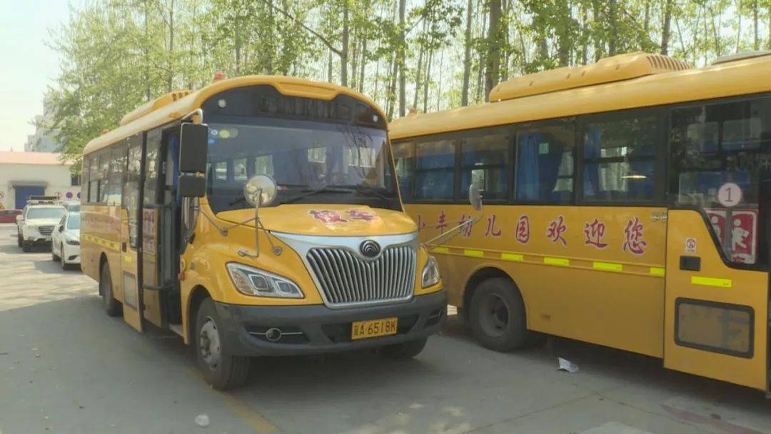 石家莊市機動大隊嚴把生命關(guān)：兩輛違法上路行駛校車被查扣！