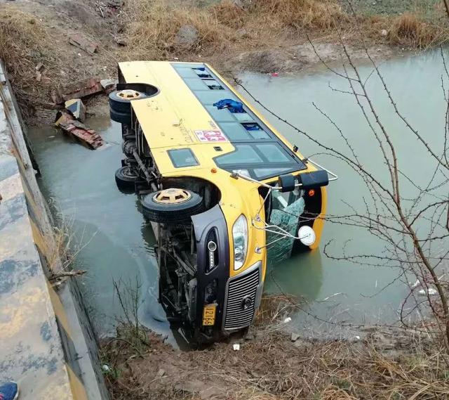 直播德州：樂陵一校車側翻入河，官方發布情況通報