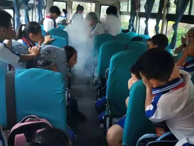 海倫堡學(xué)校校車逃生應(yīng)急疏散演練
