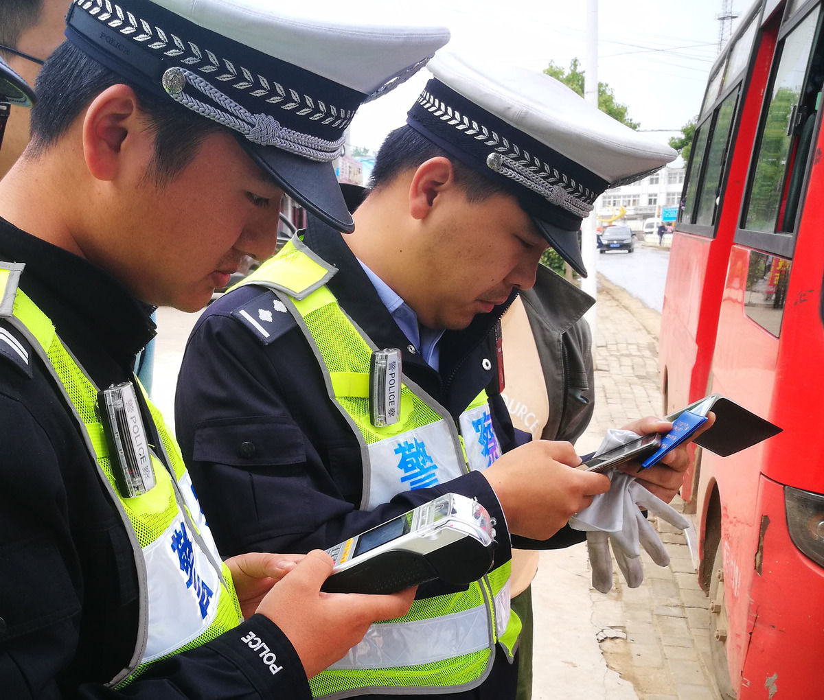 圖蟲人文攝影:六安雙河派出所突擊檢查校車 筑牢交通安全防線