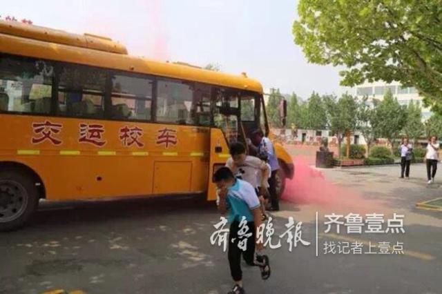 魚臺校車與貨車相撞起火？原來是場應急演練