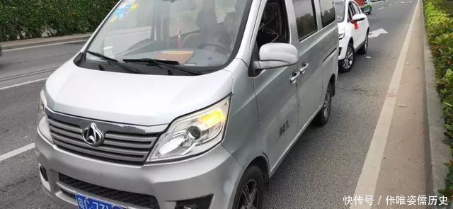 珠海90后黃毛小伙早上在馬路睡覺，被校車司機(jī)舉報(bào)，竟塞交警5000元求放過！