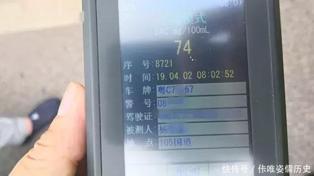 珠海90后黃毛小伙早上在馬路睡覺，被校車司機(jī)舉報(bào)，竟塞交警5000元求放過！