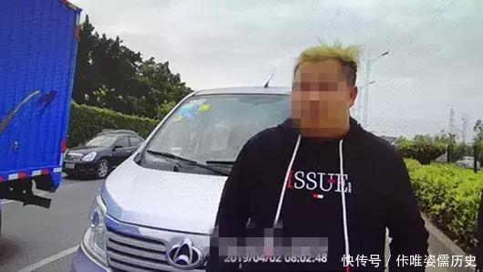 珠海90后黃毛小伙早上在馬路睡覺，被校車司機(jī)舉報(bào)，竟塞交警5000元求放過！