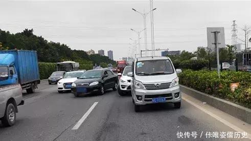珠海90后黃毛小伙早上在馬路睡覺，被校車司機(jī)舉報(bào)，竟塞交警5000元求放過！