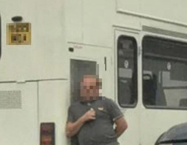 英國一校車司機對學生大聲訓斥中忘拉手剎，致校車從山上沿坡道向下滑行