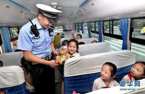 上海警方開展校車行駛安全檢查