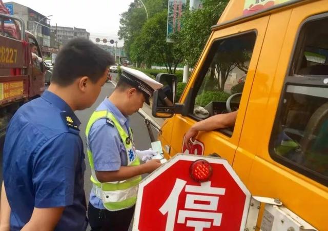 湘潭一校車司機酒駕心存僥幸“走捷徑”，交警蜀黍：沒想到吧？