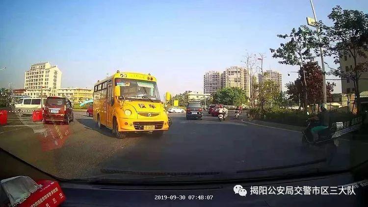 潮汕一校車被舉報(bào)！為了趕時(shí)間便逆向行駛的行為讓人后怕！