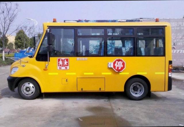 校車(chē)應(yīng)是一所移動(dòng)的學(xué)校