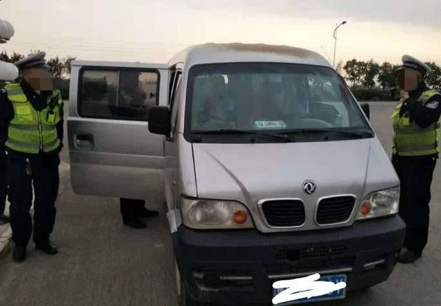 核載7人實(shí)載10人 一黑校車(chē)被東明交警罰款一萬(wàn)余元
