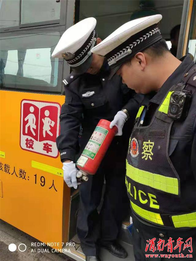 華陰交警大隊“提認(rèn)識、抓源頭、排隱患、嚴(yán)管控”進(jìn)一步加強校車安全管理