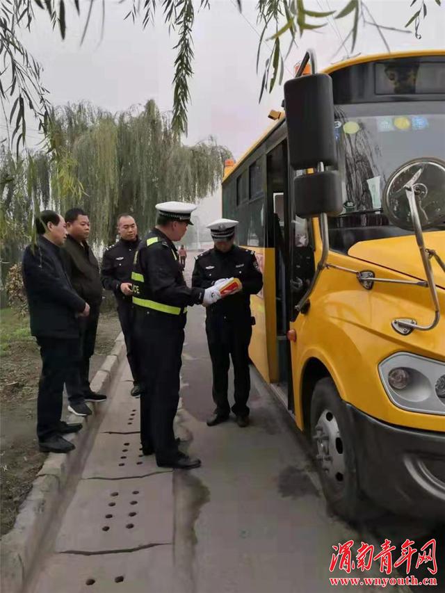 華陰交警大隊“提認(rèn)識、抓源頭、排隱患、嚴(yán)管控”進(jìn)一步加強校車安全管理