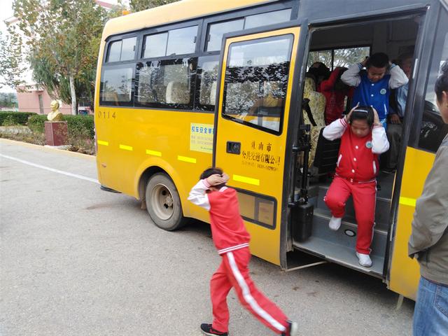 乳山市南黃鎮(zhèn)中心學(xué)校開(kāi)展校車應(yīng)急疏散演練活動(dòng)