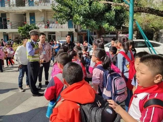 7座面包車竟然塞進(jìn)了19個娃娃 今天就曝光你