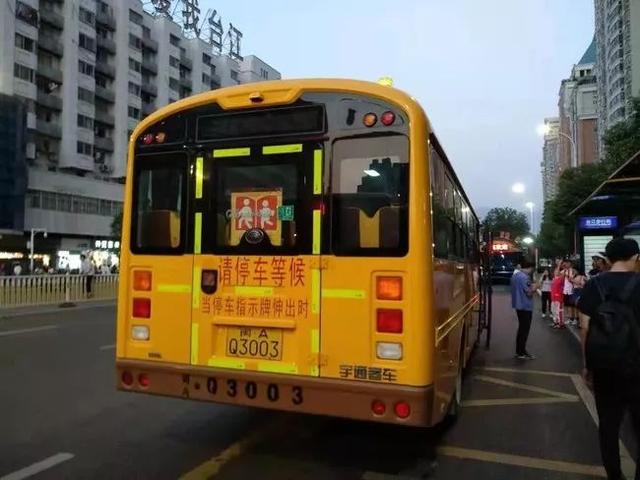 7座面包車竟然塞進(jìn)了19個娃娃 今天就曝光你