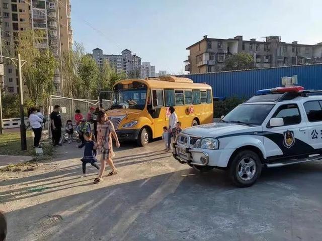 7座面包車竟然塞進(jìn)了19個娃娃 今天就曝光你