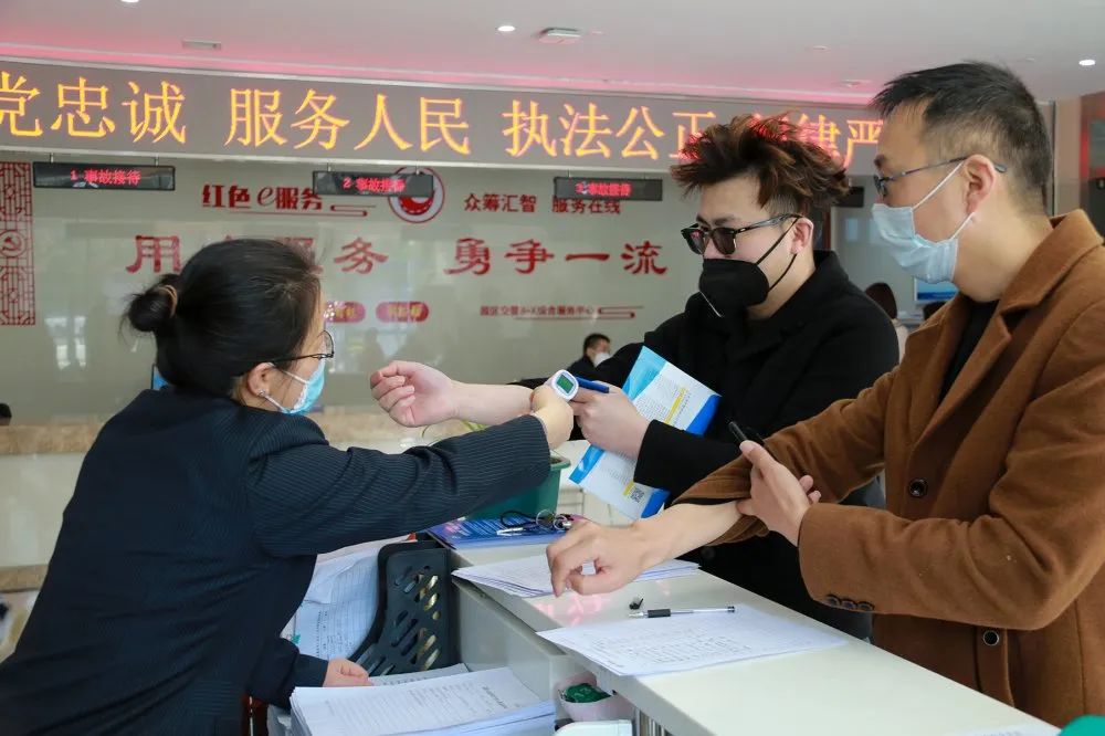 園區(qū)警方啟動重點運輸企業(yè)及校車駕駛?cè)爽F(xiàn)場審驗教育學(xué)習(xí)專場服務(wù)