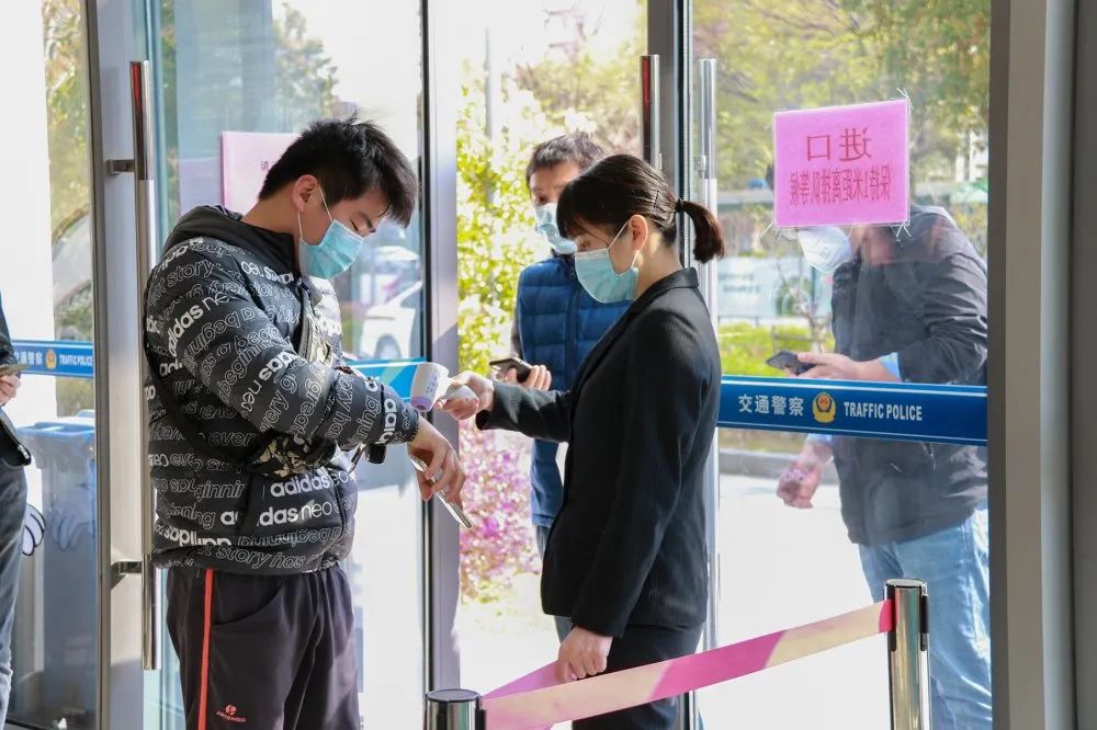 園區(qū)警方啟動重點運輸企業(yè)及校車駕駛?cè)爽F(xiàn)場審驗教育學(xué)習(xí)專場服務(wù)