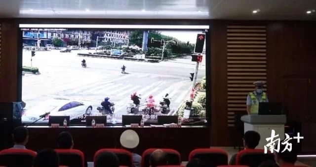 揭陽交警對(duì)校長(zhǎng)及校車駕駛員開展集中培訓(xùn)