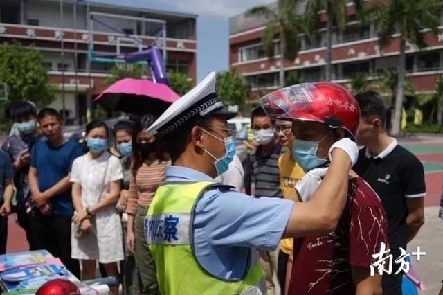 揭陽交警對(duì)校長(zhǎng)及校車駕駛員開展集中培訓(xùn)