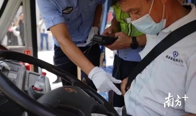 揭陽交警對(duì)校長(zhǎng)及校車駕駛員開展集中培訓(xùn)