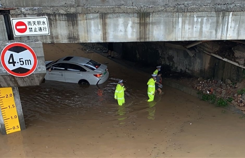 東莞暴雨36處內澇，積水最深2米，交警從拋錨校車背出5名學生