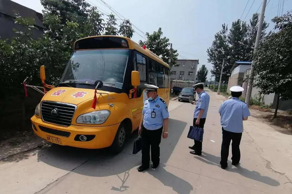 河南許昌市長葛一幼兒園使用“大貨車”當校車