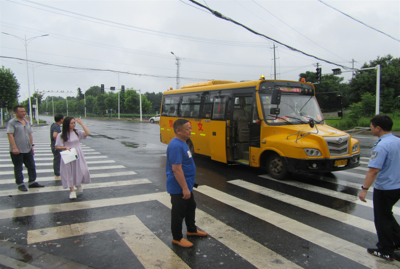 湖南常德：聯(lián)合開(kāi)展校車安全檢查 打好本學(xué)期護(hù)校收官戰(zhàn)