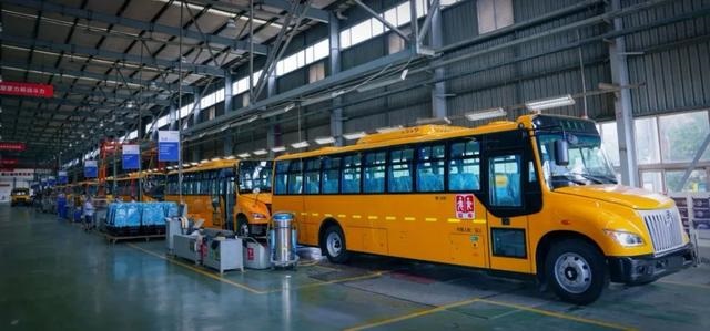百輛金旅國(guó)六校車交付廣東東莞 為莘莘學(xué)童保駕護(hù)航