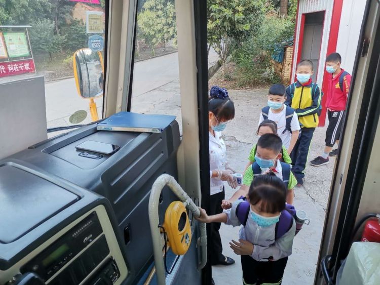 青島：新學期，校車為平度1.8萬余名學生安全護航