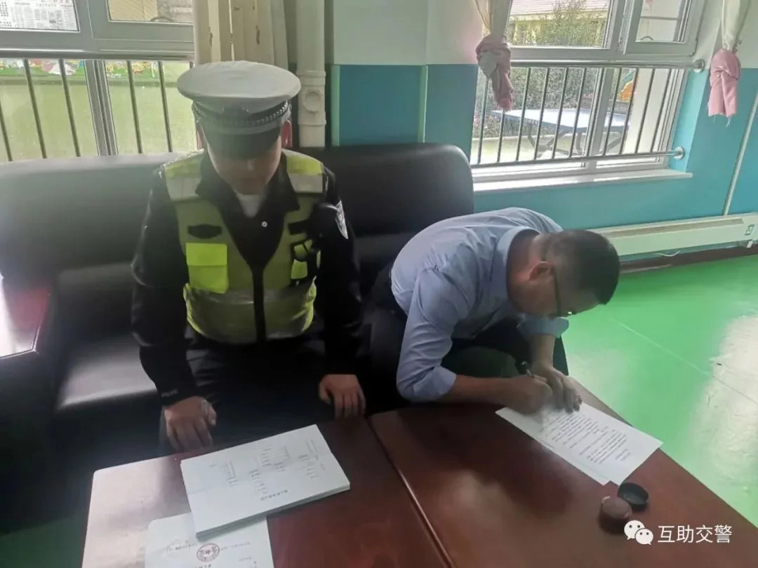 開學季，互助交警開展校車安全大檢查