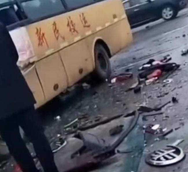 遼寧沈陽一廂式貨車與校車相撞，現場路面到處是車輛殘骸