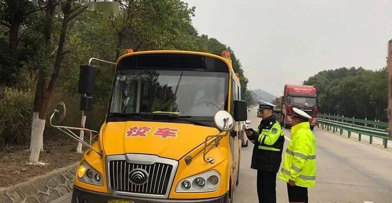 江西九江：沒有駕駛資格竟敢開校車，司機被處“記12分+降級+罰款”