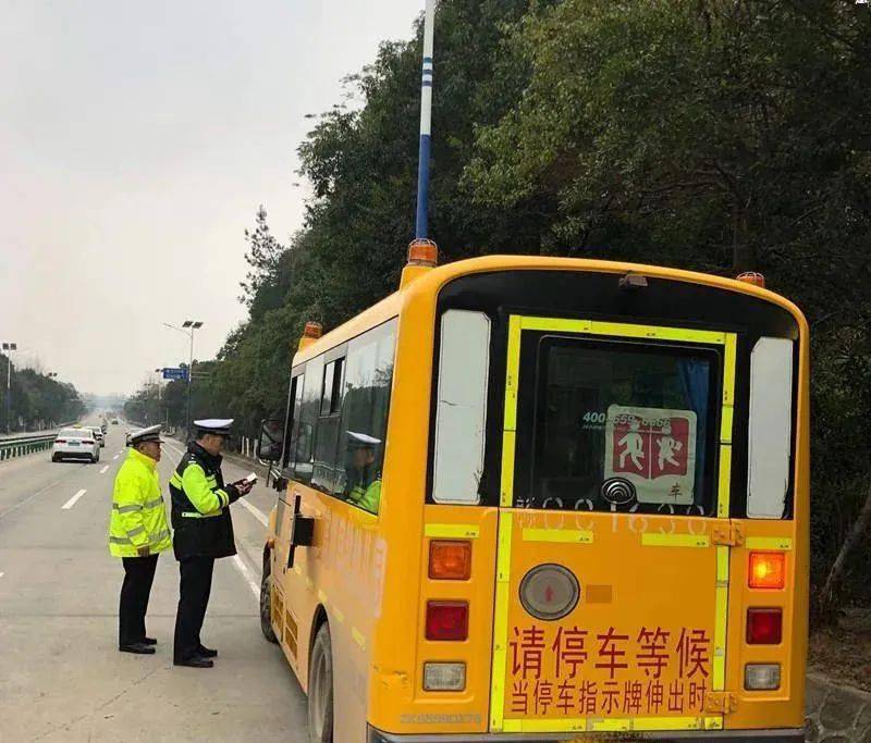 江西九江：沒有駕駛資格竟敢開校車，司機被處“記12分+降級+罰款”
