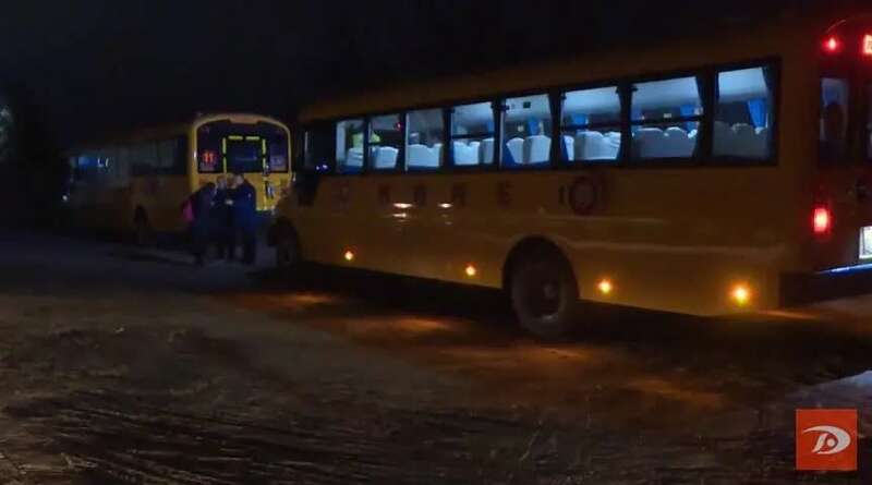 甘肅敦煌農村學生坐上標準校車去上學