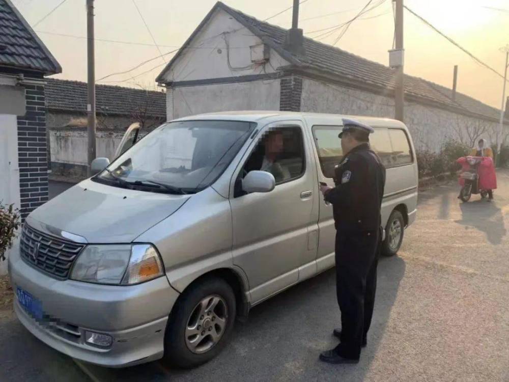 “校車”接送上下學孩子，被罰款10200元，家長：沒有更好的校車