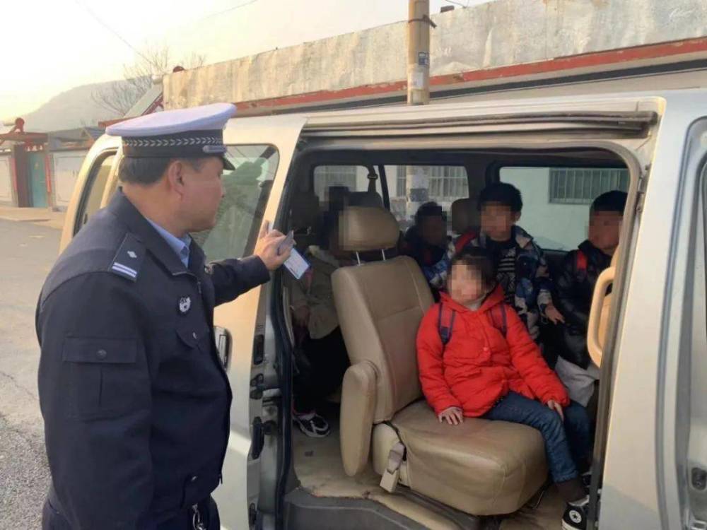 “校車”接送上下學孩子，被罰款10200元，家長：沒有更好的校車
