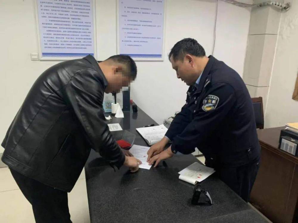 “校車”接送上下學孩子，被罰款10200元，家長：沒有更好的校車
