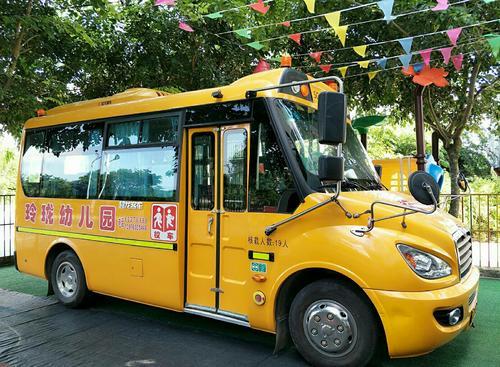 “校車”接送上下學孩子，被罰款10200元，家長：沒有更好的校車