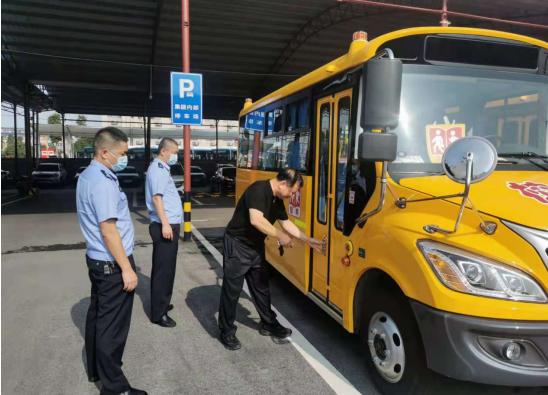 喜迎開學(xué)季，長(zhǎng)沙岳麓區(qū)45輛新校車上崗