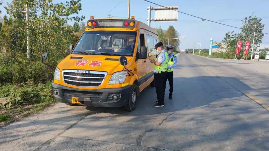 校車“越界”行駛交警緊急“叫?！? border=