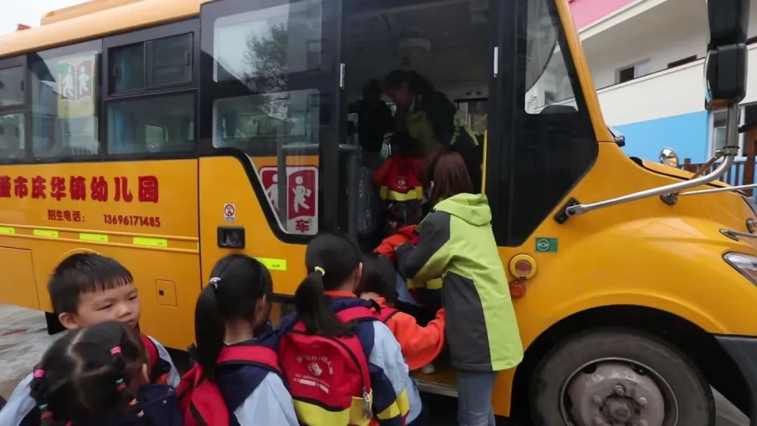 四川廣安引進46輛校車“解決農(nóng)村幼兒入園乘車難”問題