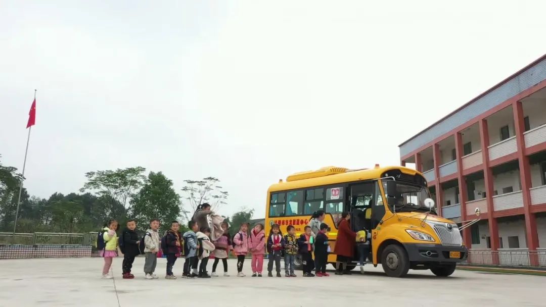 四川廣安引進46輛校車“解決農(nóng)村幼兒入園乘車難”問題
