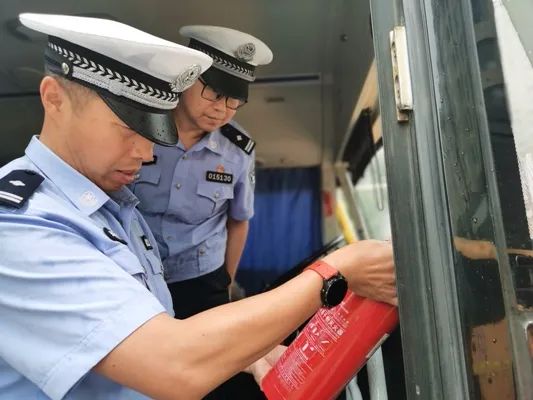 暑期安全不放松， 擰緊校車“安全閥”