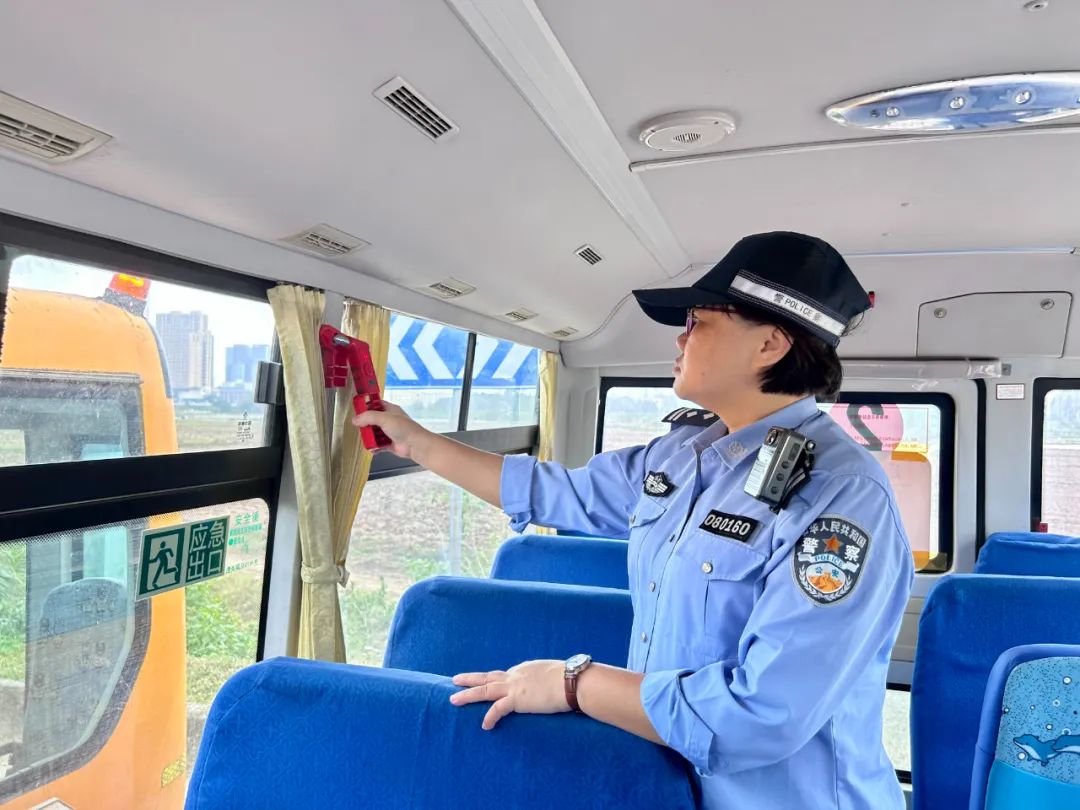 定安公安交警把好校車安全關(guān) 護(hù)航學(xué)生平安路 | “護(hù)苗”行動